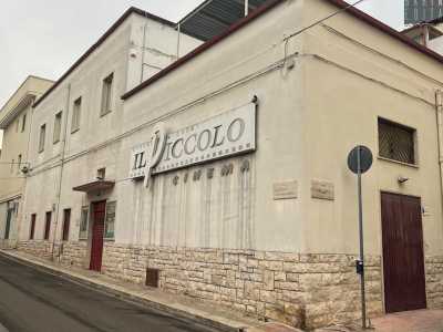 Prima di entrare una curiosit�. La chiesa dello Spirito Santo � �dotata� di una cinema: si tratta del Piccolo, aperto nel 1999 in via Giannone